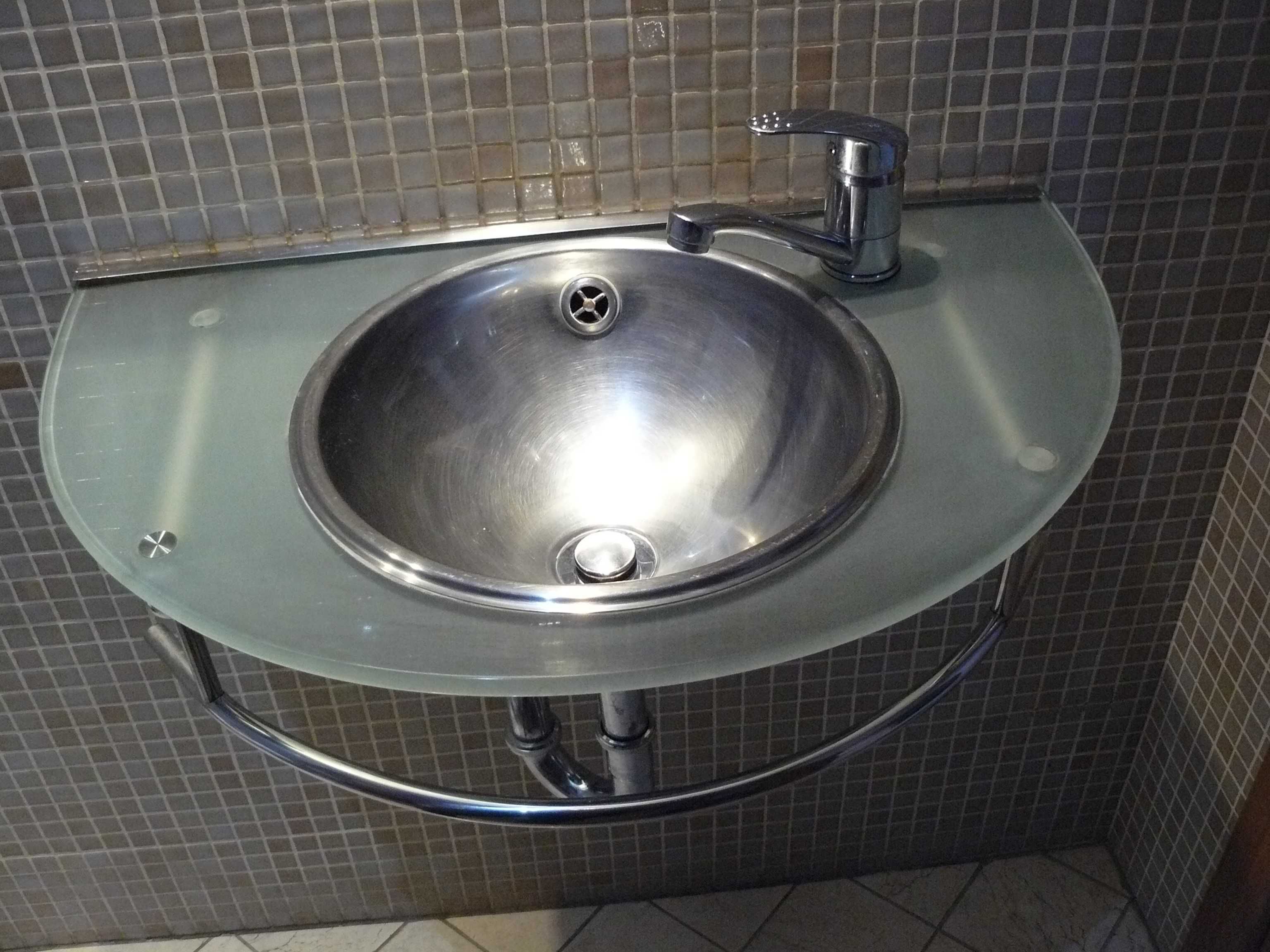 umywalka okrągła szklany blat designerska