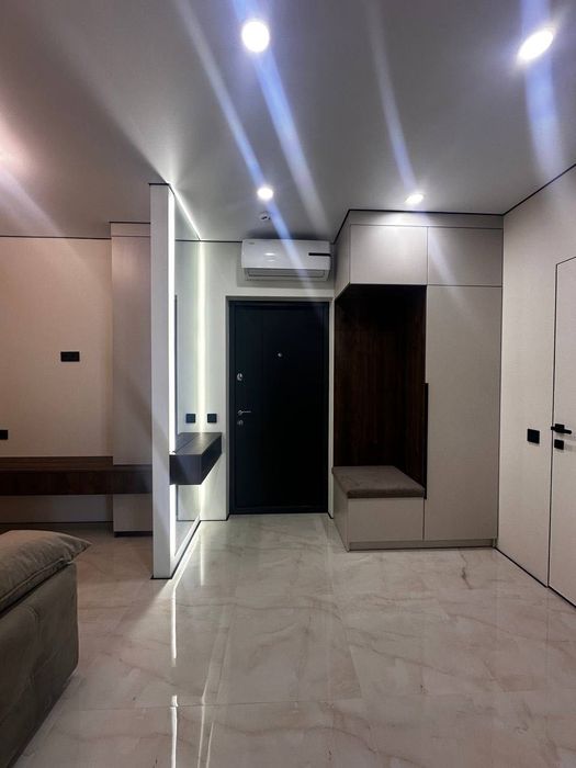 Продаж готової 1 км квартири біля парку та озера