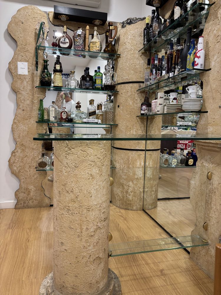 Bar espelhado com prateleiras em vidro