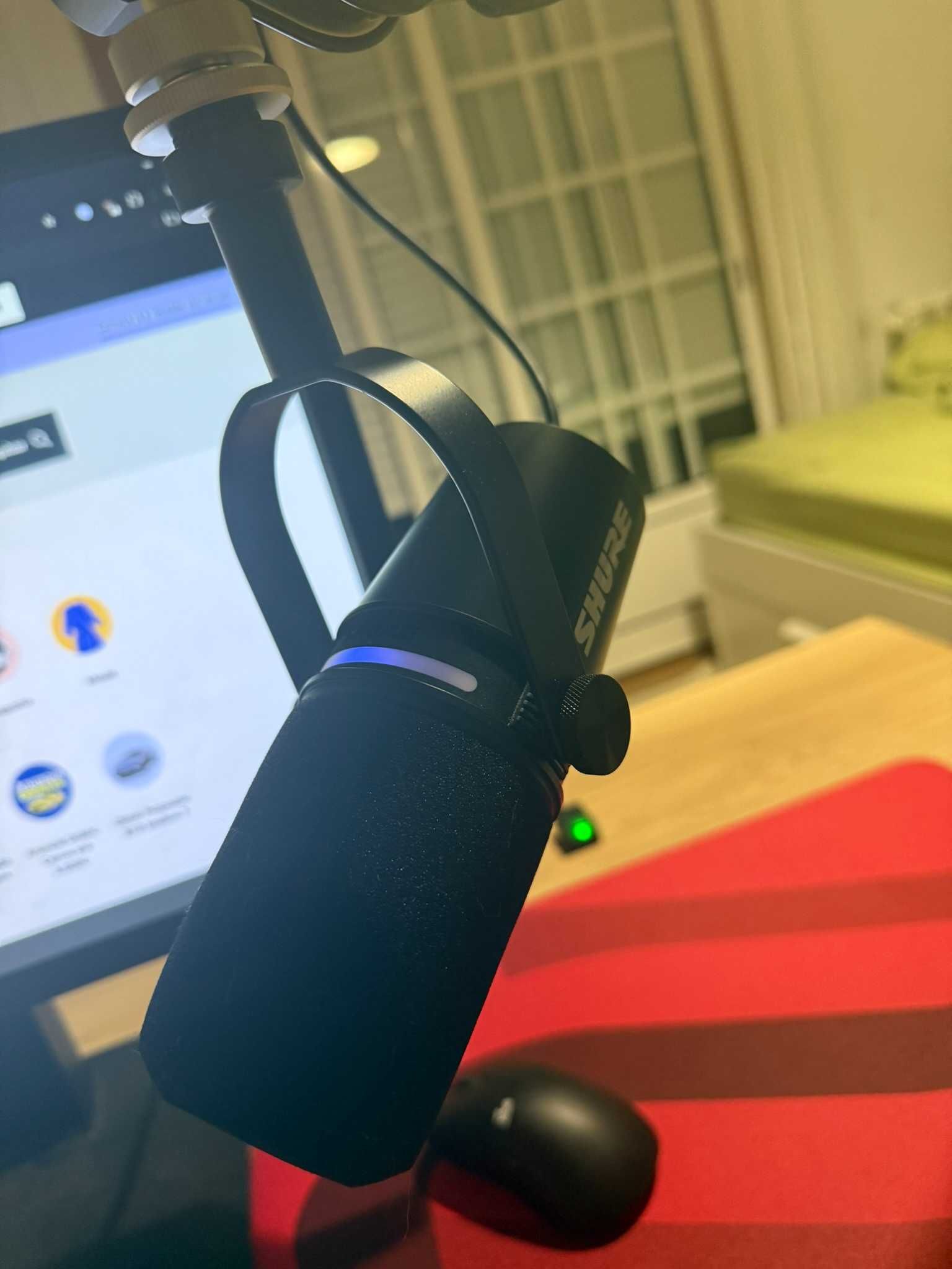 Shure MV7+ Podcast Microphone (sem caixa)