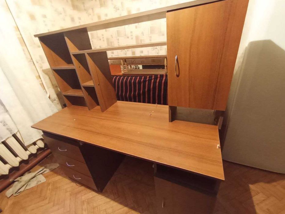 Стіл комп'ютерний