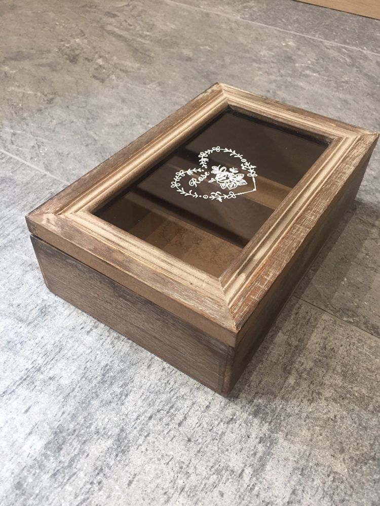 Drewniana szkatułka ze szklaną szybką + broszka. Rustykalna vintage