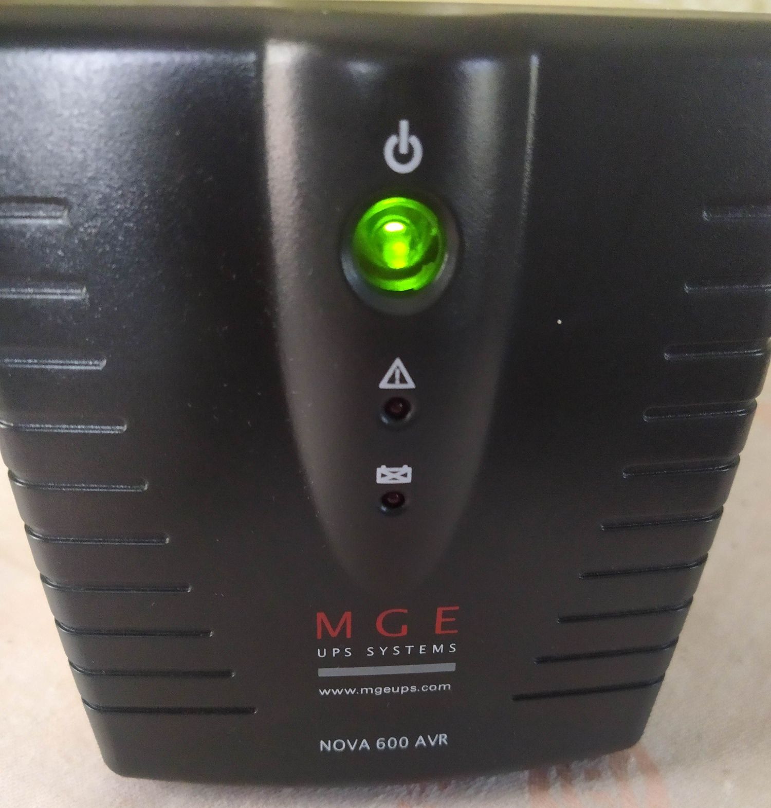 Блок безперебійного живлення UPS MGE NOVA 600AVR