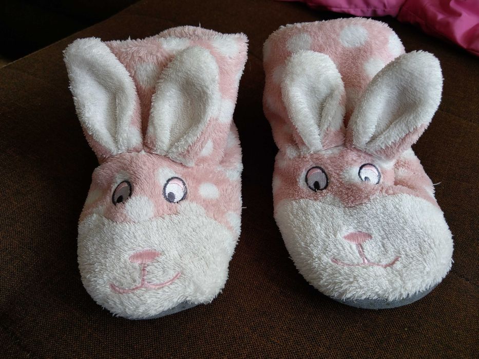 Kapcie dziewczęce z motywem królika, rozmiar wkładki 17-18cm