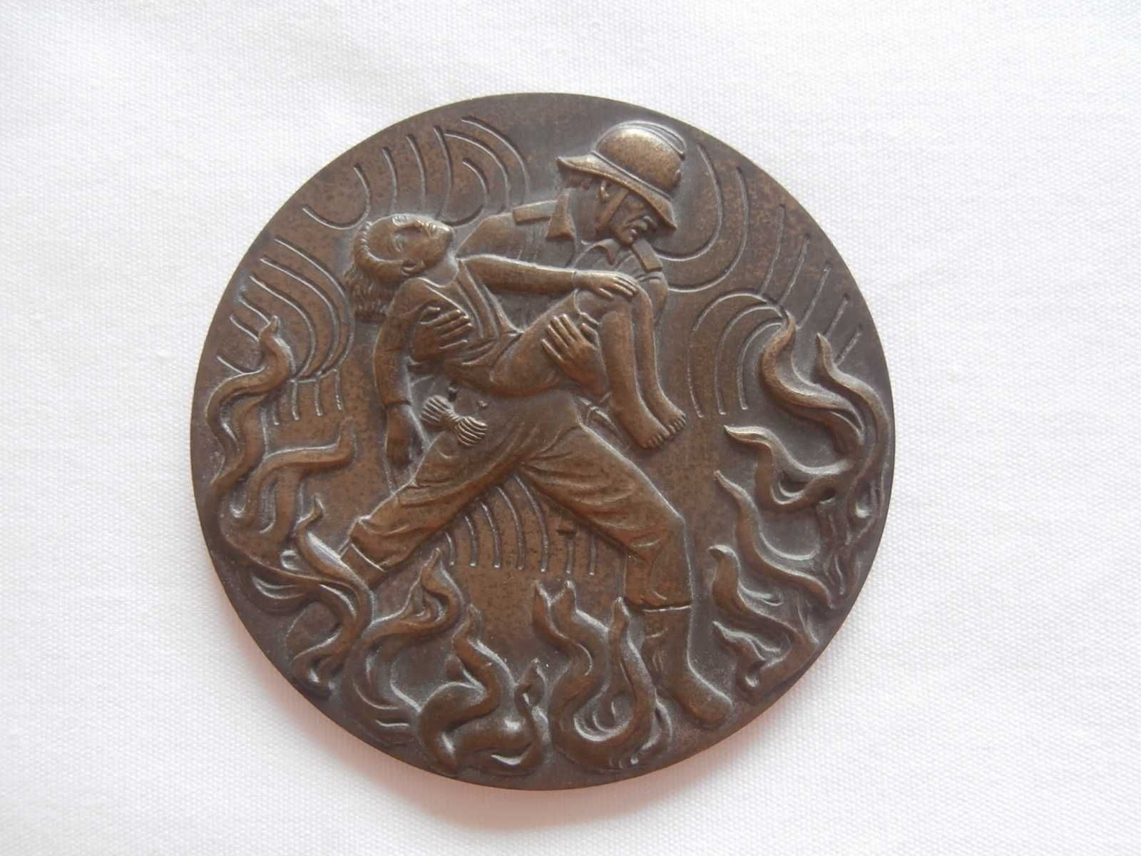 Várias medalhas de bombeiros