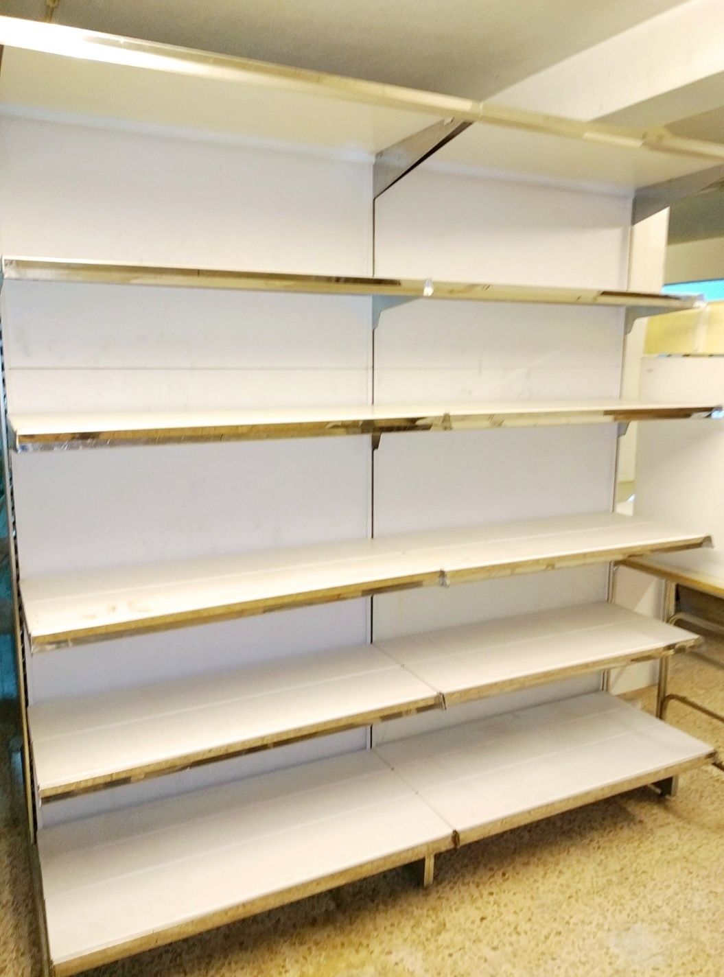 Campanha Stocks Outlet - Mobiliário, Estantes, vitrines, balcões