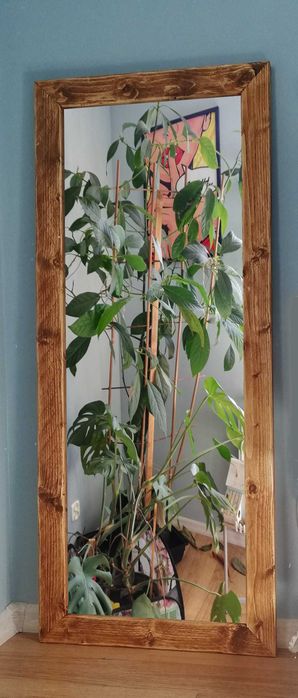 Lustro w drewnianej ramie