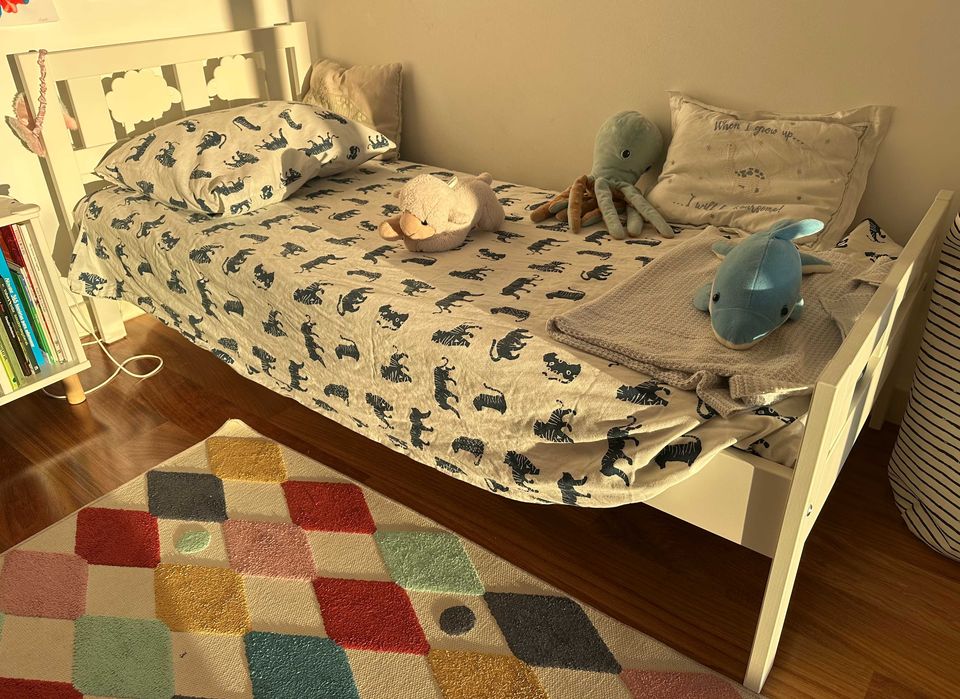 2 Camas criança - Ikea Kritter - com colchões e roupa de cama