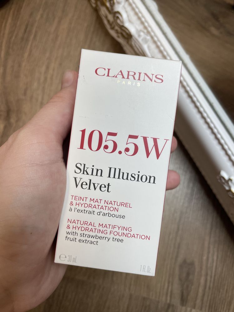Тональный крем от  Clarins