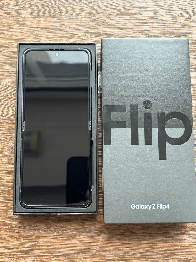 Samsung Galaxy Z flip 4 8/256 в ідеальному стані