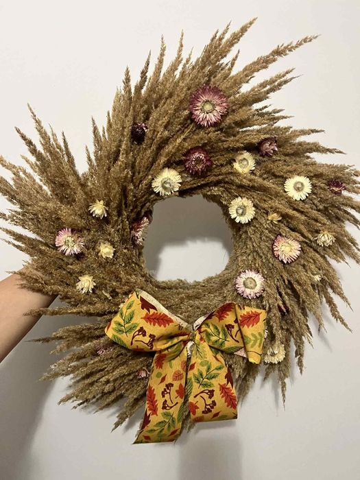 Wianek na drzwi z suchej trawy