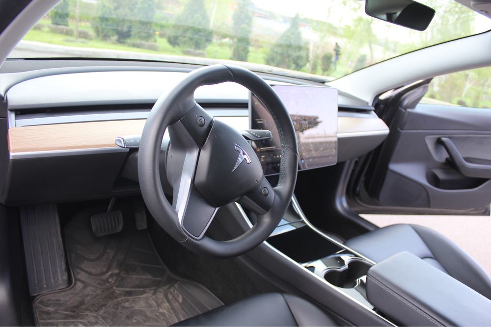 Tesla Model 3 SR+