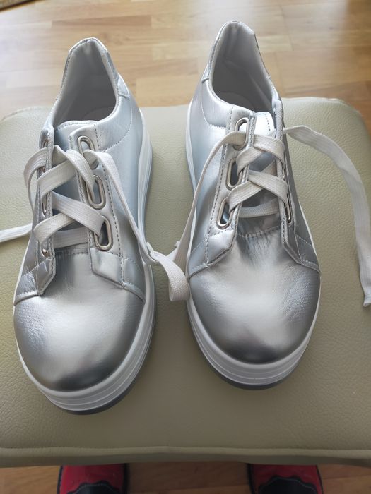 Srebne  buty damskie na grubym spodzie rozmiar 38