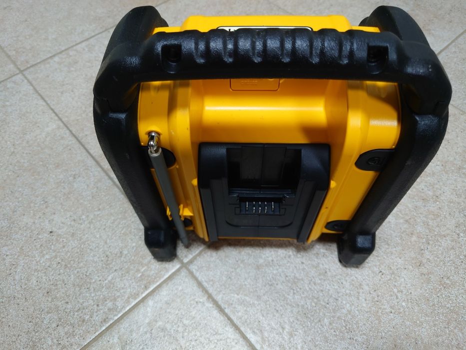 Радіоприймач-колонка DeWalt DCR020.