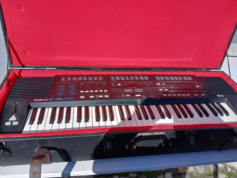 Teclado Roland E-36 (Intelligent Synthesizer)