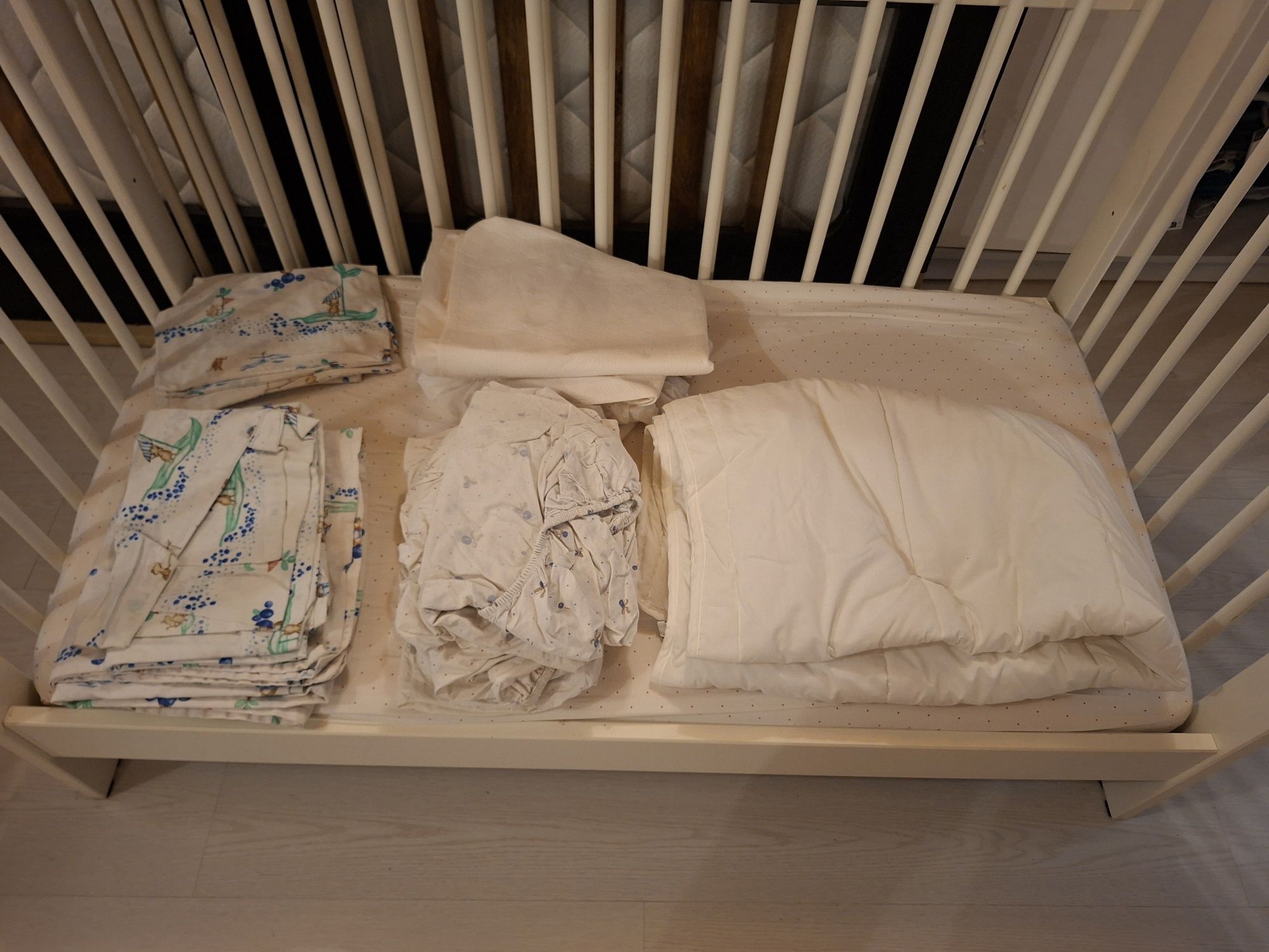 Cama de grades criança com colchao e roupa incluida
