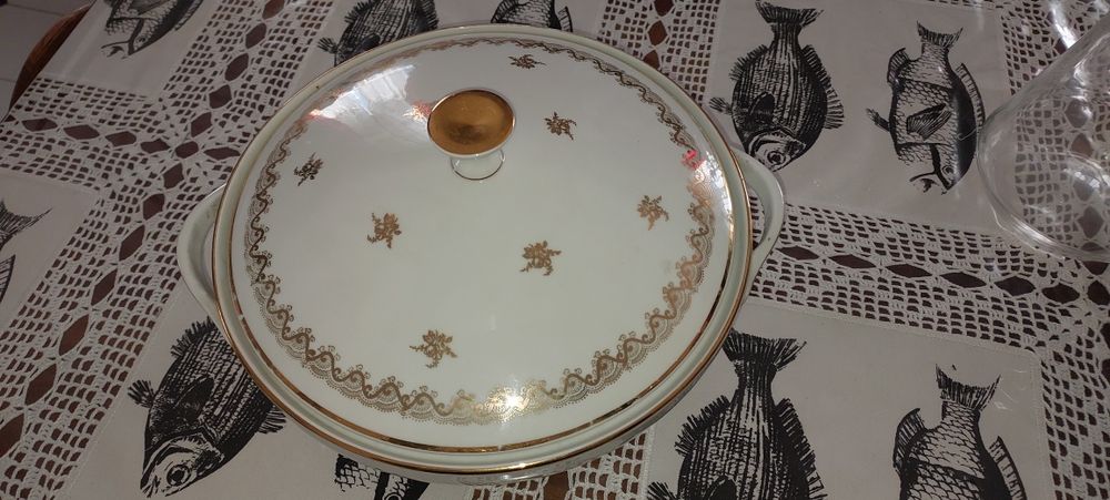 Terrina antiga de porcelana