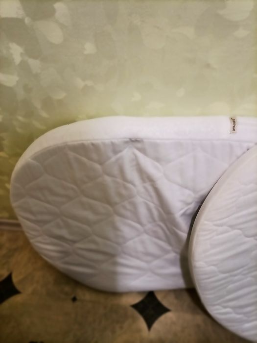 Продам 2 матрасика на круглую и овальную. кроватку.