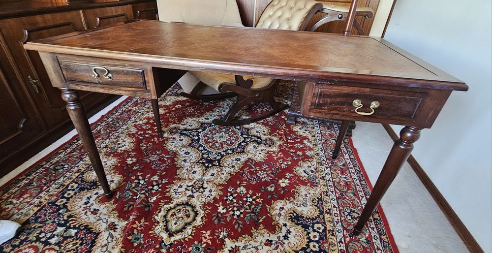 Secretaria vintage com tampo em pele