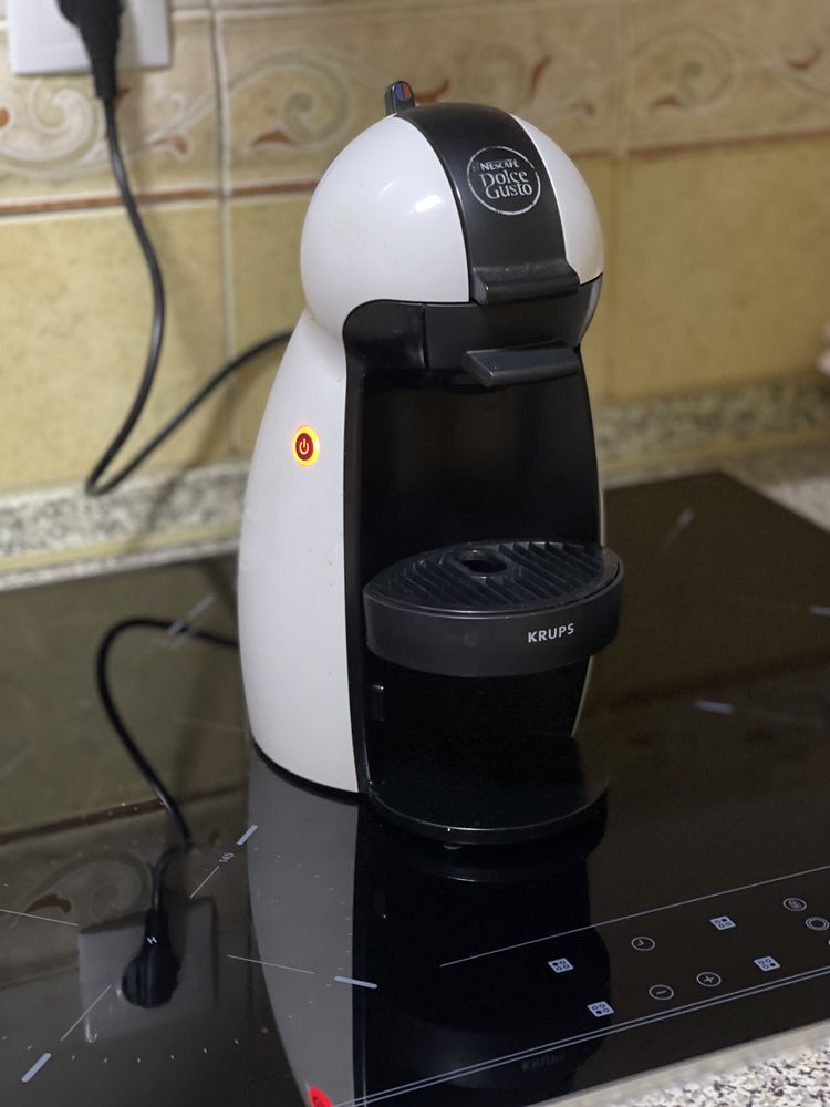 Duas maquinas de cafe dolce gusto e uma maquina de fazer cachorros