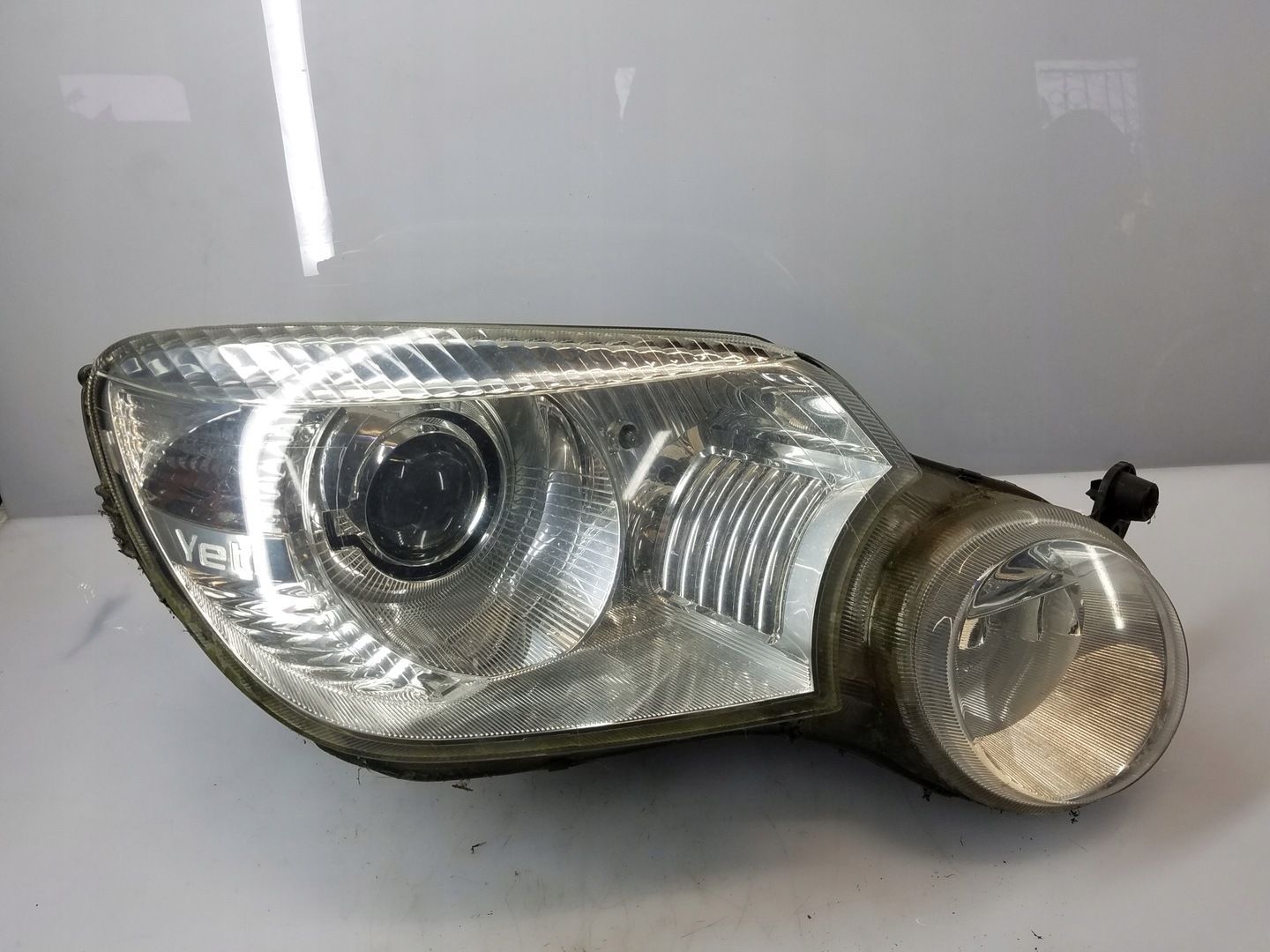 LAMPA PRZÓD SKODA YETI XENON