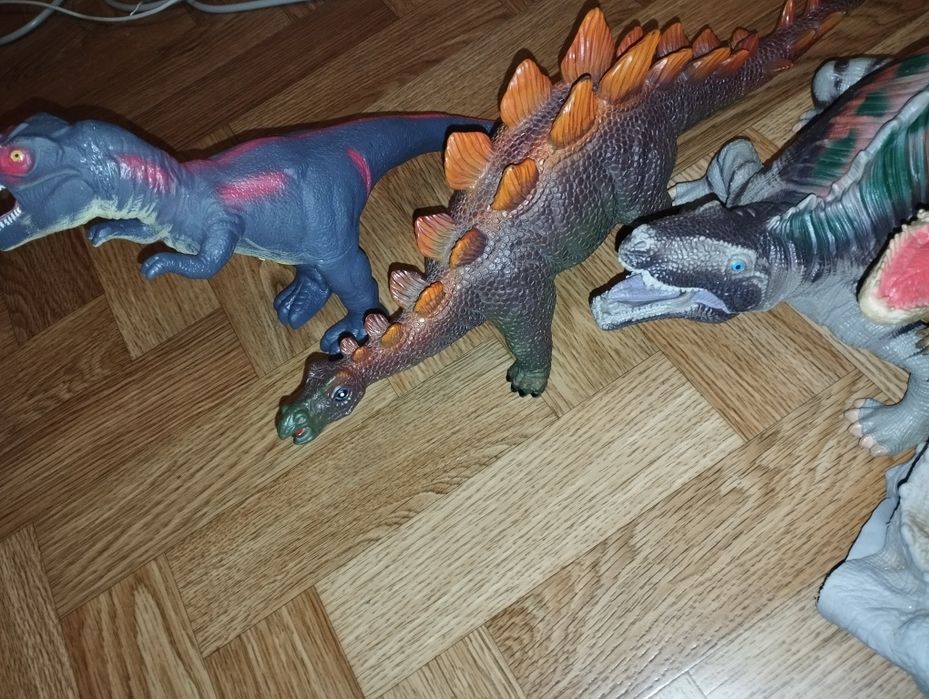 дуже гарні різні динозаври