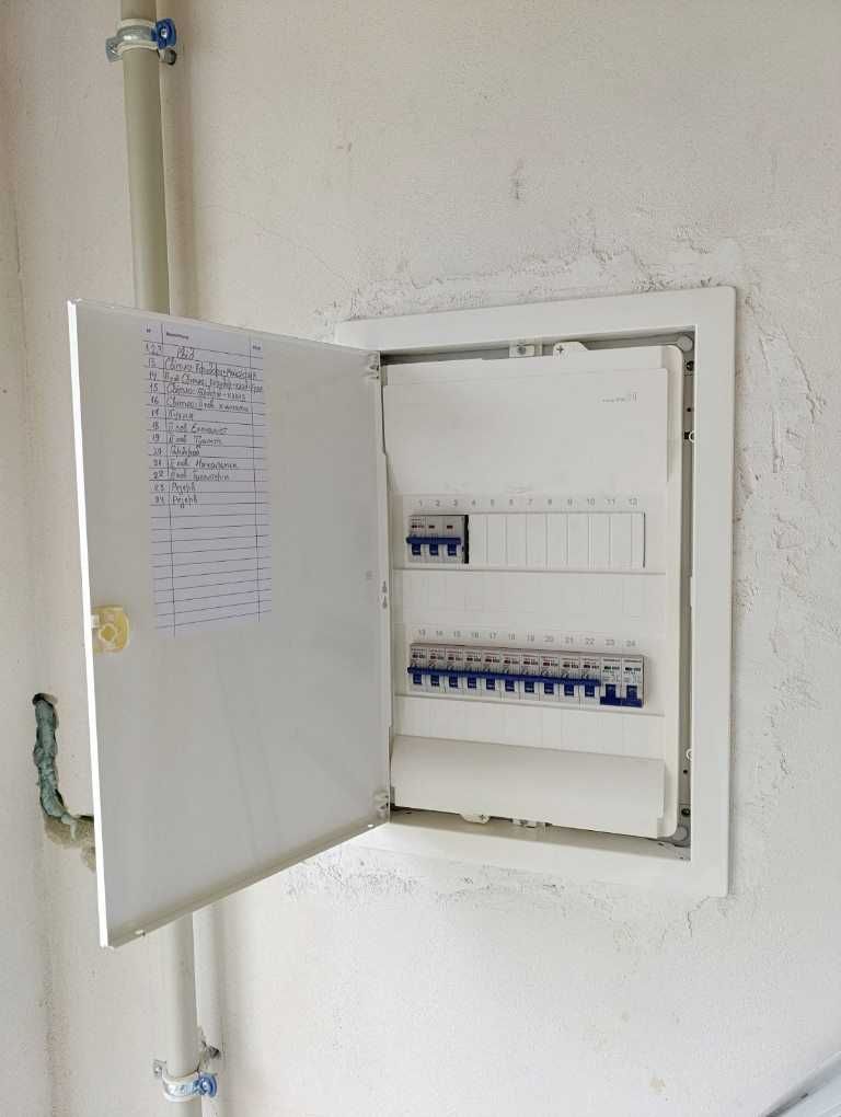 Недорого продається нежитлове приміщення біля автотраси Київ-Чоп.