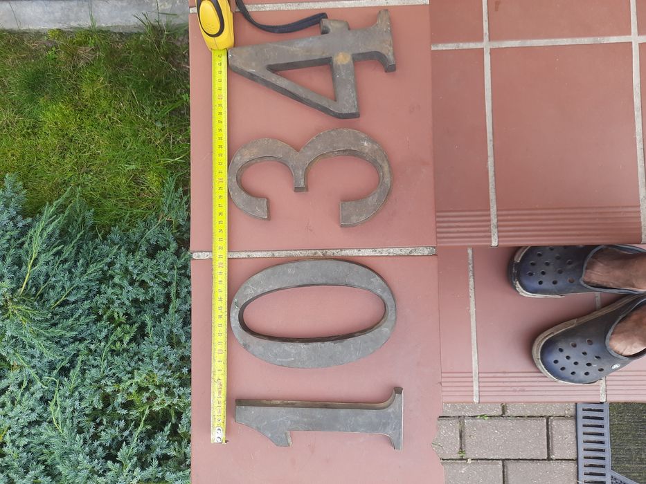 Zabytkowe mosiężne  cyfry .