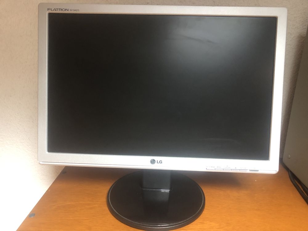 Zestaw dwóch monitorów LCD LG Flatron W1942S