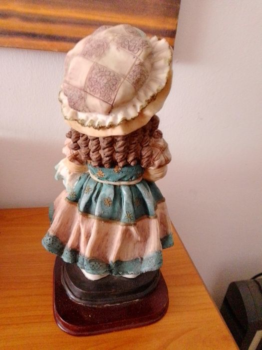 Boneca porcelana com base madeira