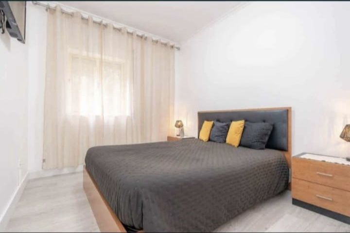 Quarto casal - Colchão 190×140 cm 2 mesas de cabeceira e um espelho