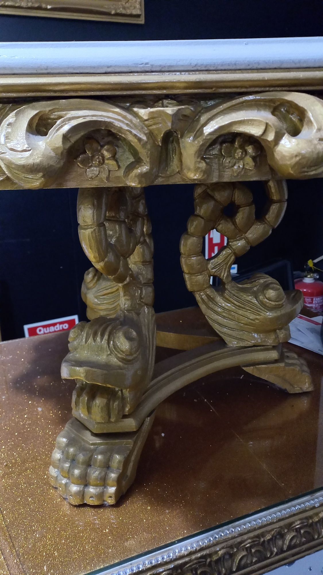 Mesa de apoio decorativa dourada