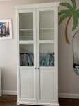 Regał witryna biblioteczka IKEA Liatorp bialy drzwiczki przeszklone