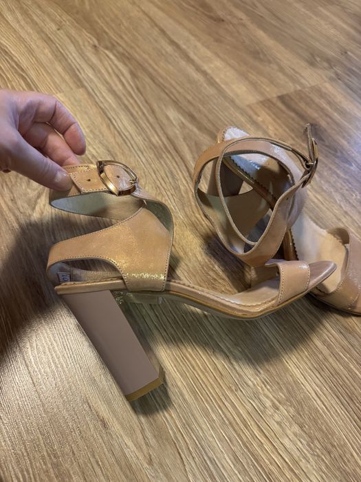 Стильні босоніжки 38 р