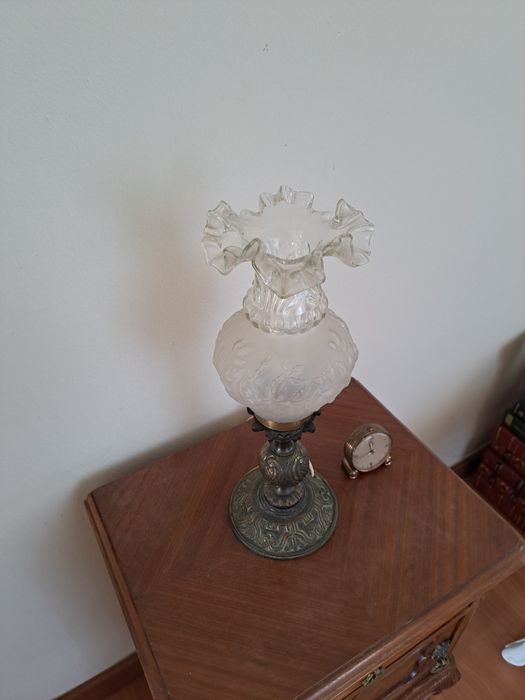 Candeeiros de tecto e mesa de cabeceira