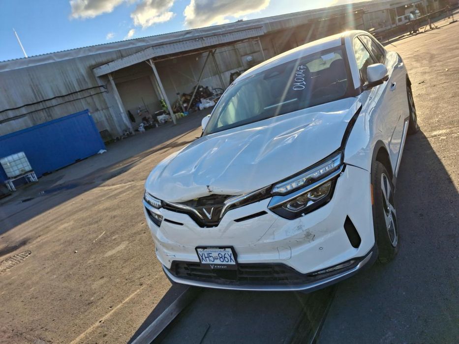 Vinfast VF8 електричний кросовер повний привід 90kw батарея терміново