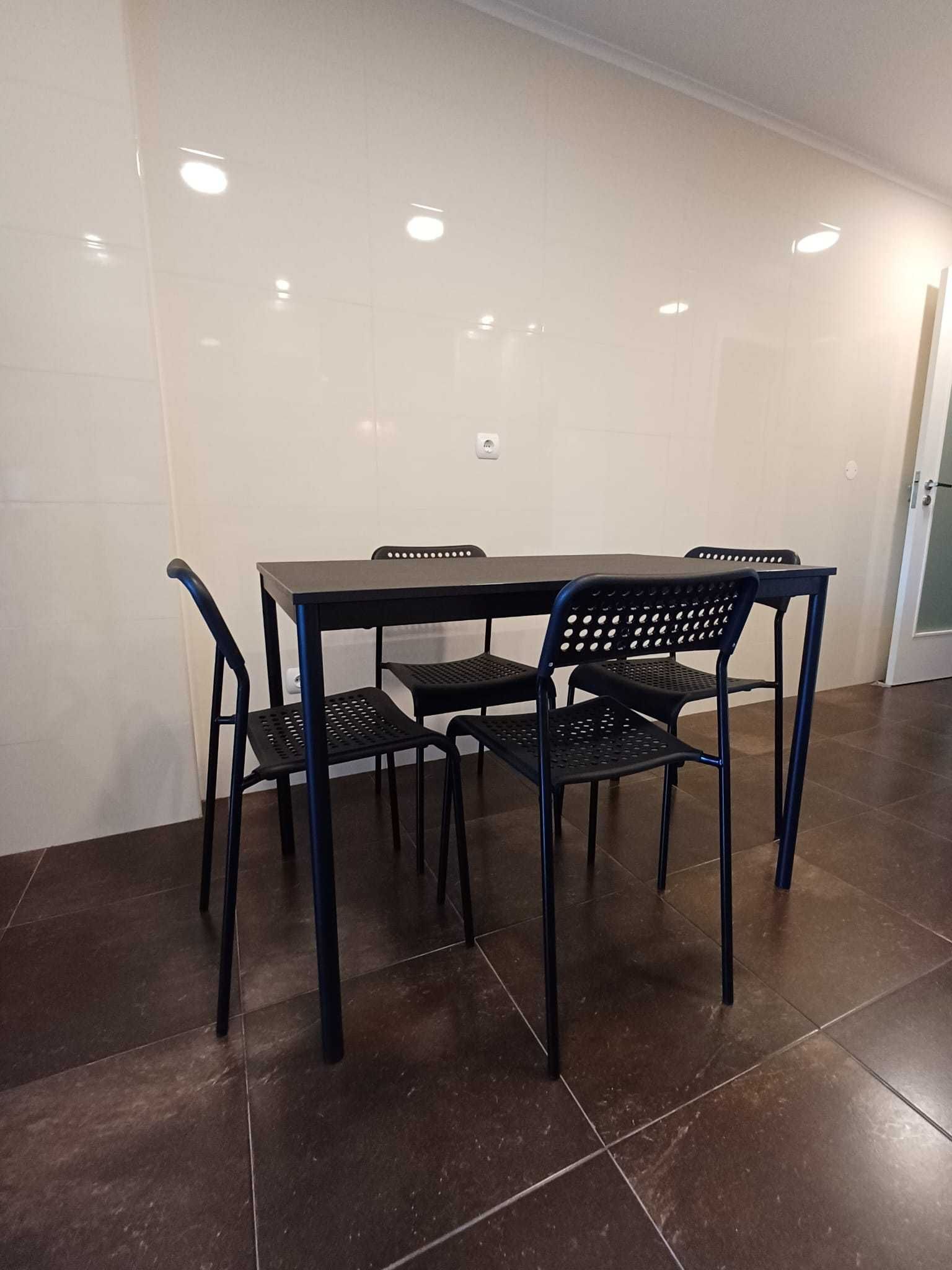 Conjunto mesa e 4 cadeiras (modelo IKEA Sandsberg/Adde)