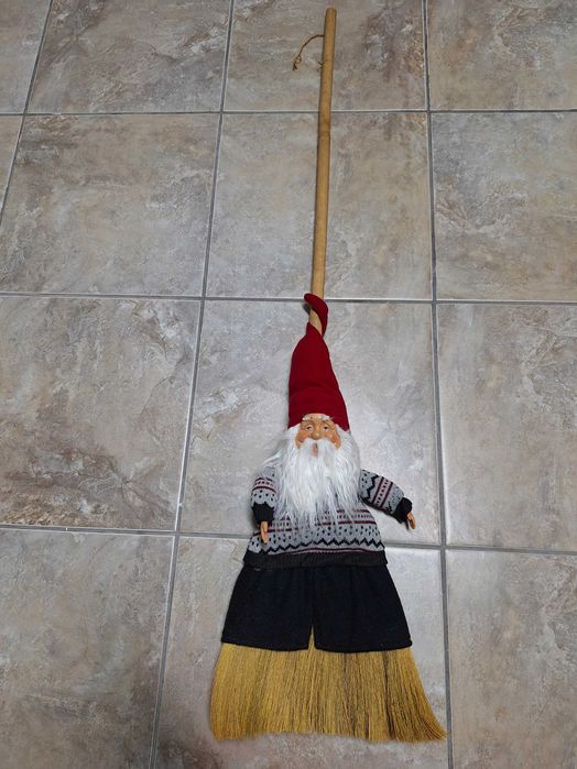 Vassoura com boneco de natal