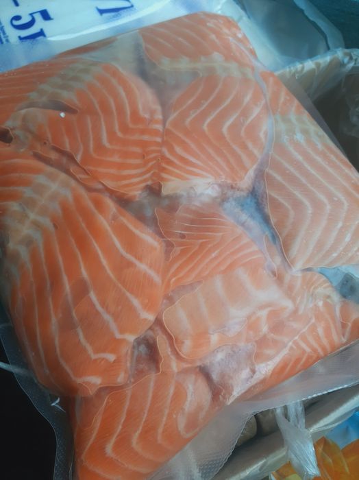 Зріз (слайси) лосося свіжий