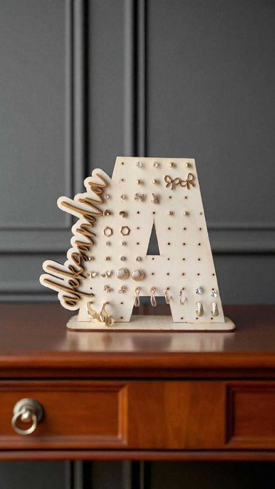 Ekspozytor na kolczyki z imieniem – kształt litery