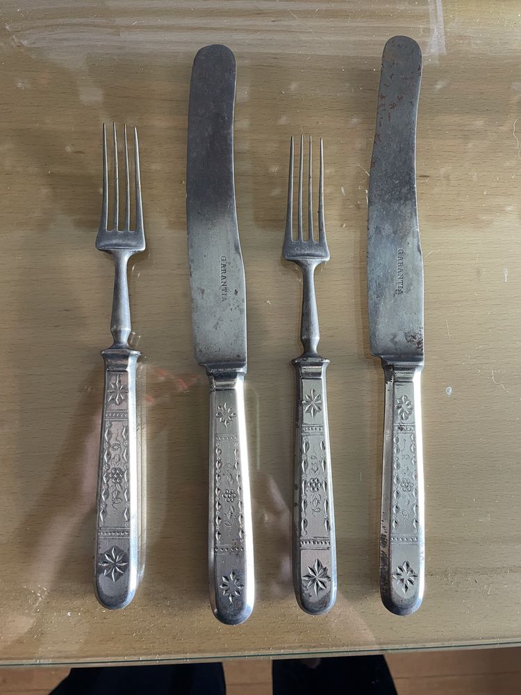 Duas facas e dois garfos muito antigos