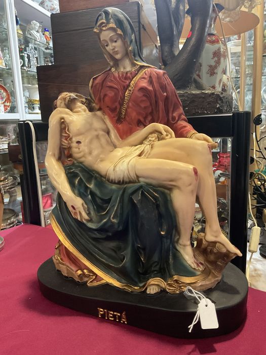 Escultura PIETA EM MATERIAL RESINA PINTURA MANUAL 30x36 cm