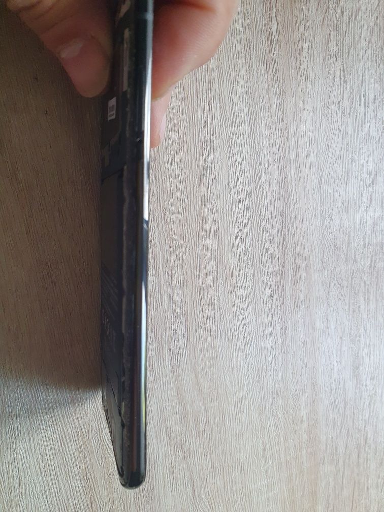 Xiaomi mi6. Wyświetlacz z ramką.