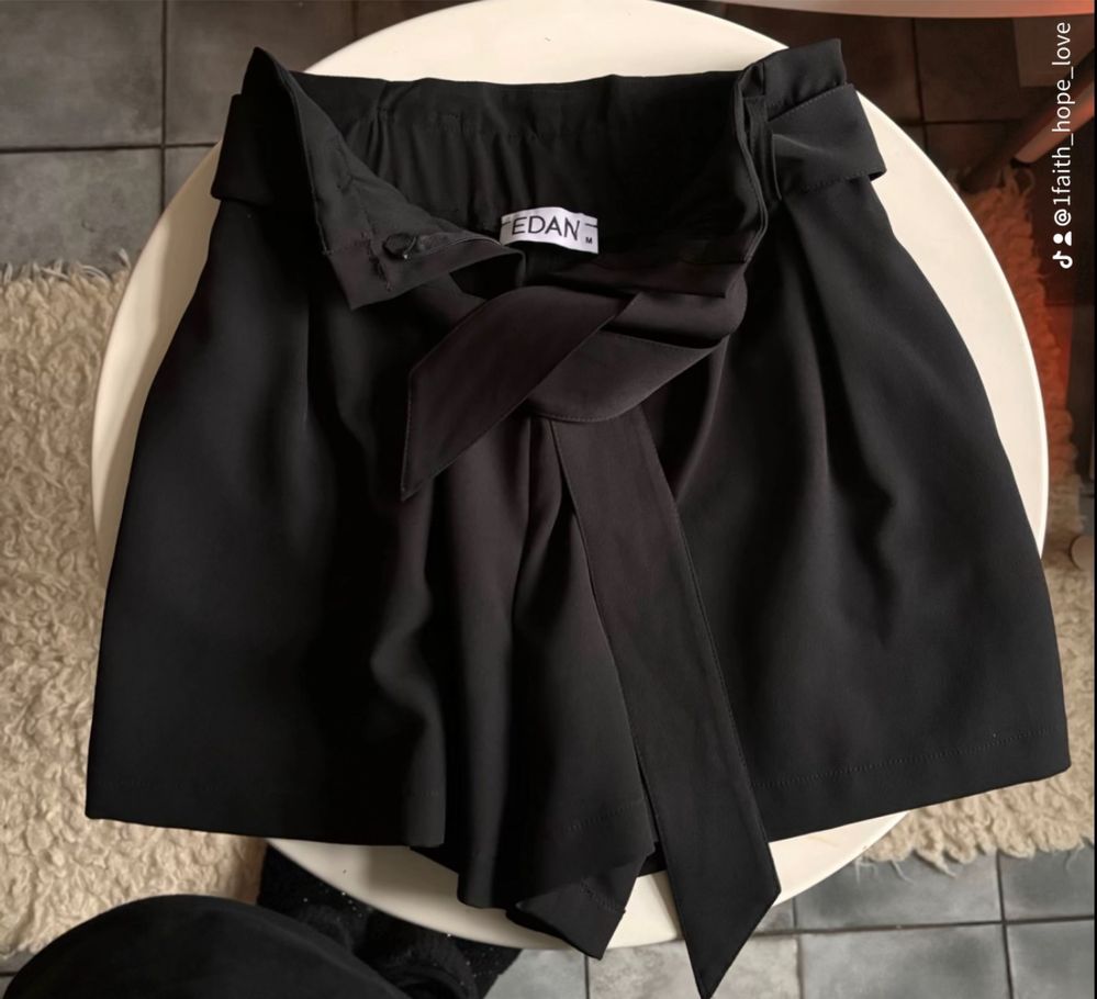 Krotkie eleganckie spodenki do gatnituru czarne S