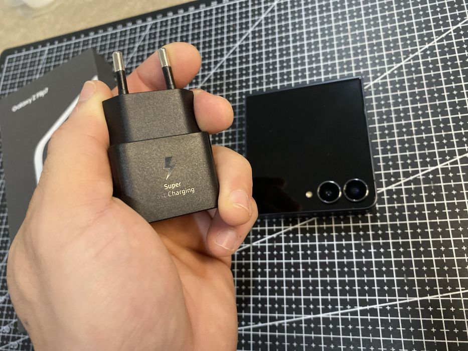 Galaxy Z Flip 7 512GB - Jet Black + Carregador Super Fast Charging