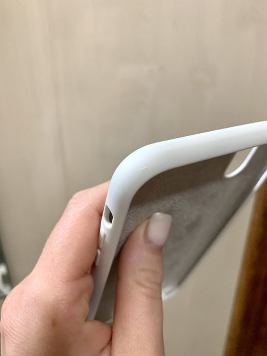 Чохол білого кольору на iphone xr