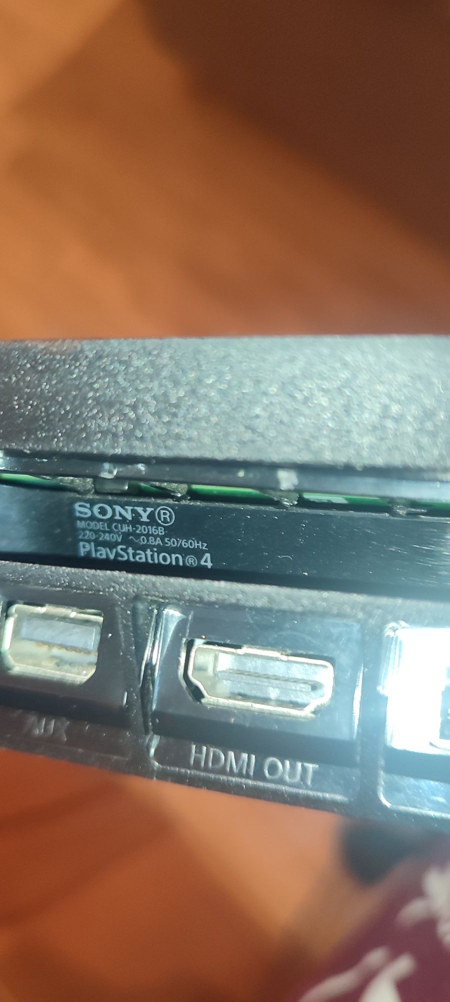 PS4 Slim 1 Tb + 3 comandos e 2 jogos