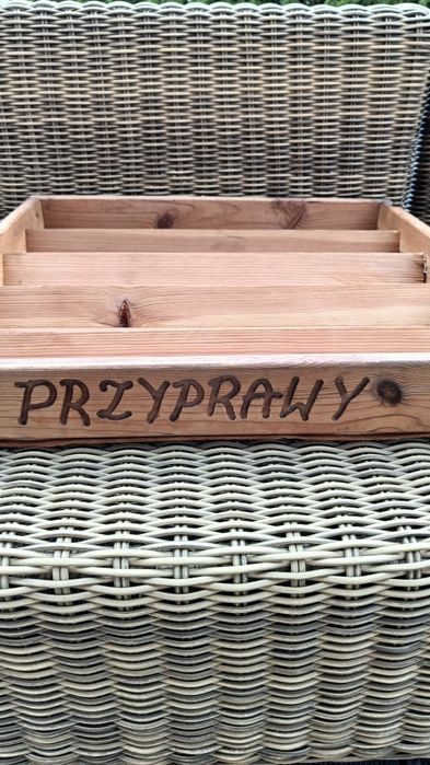 Organizer, skrzynka drewniana na przyprawy.