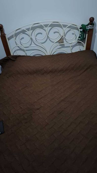 Quarto Completo: Cama de Casal Ferro/Madeira + Colchão + Cómoda