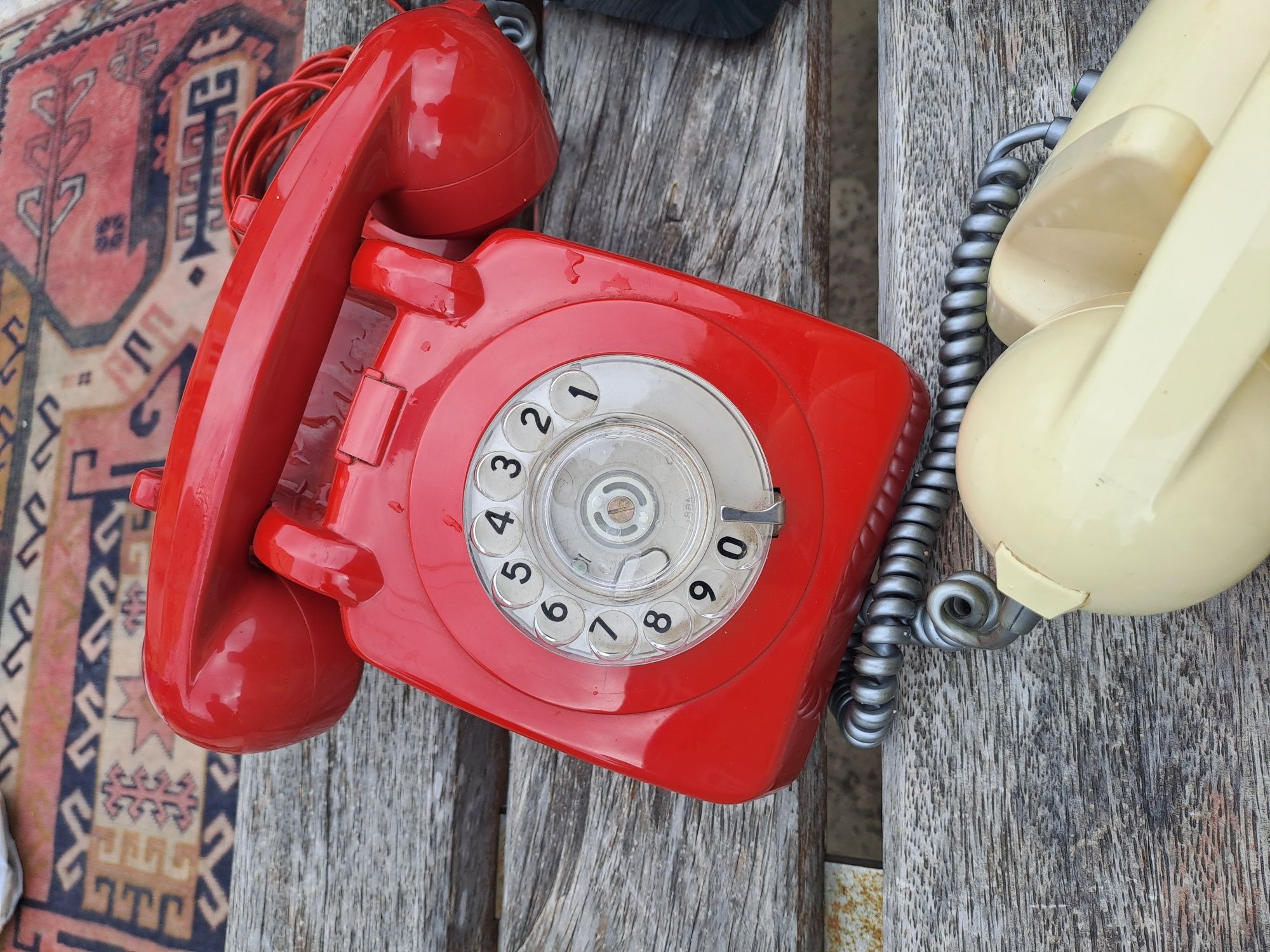 Telefone vermelho antigo